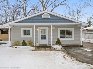 1345 Hendricks Way, Waterford, MI 48328