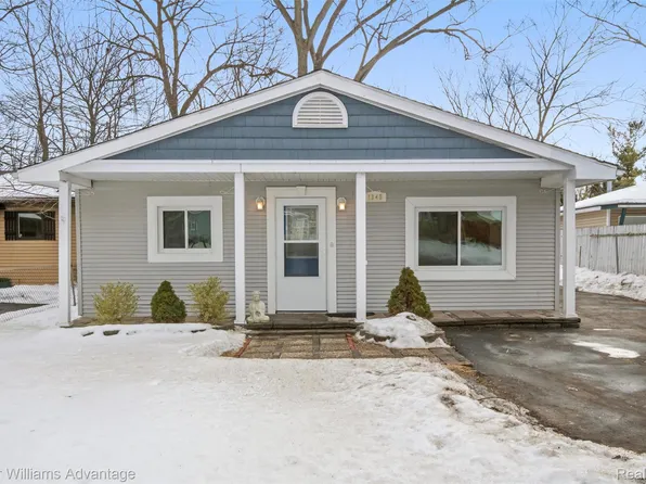 1345 Hendricks Way, Waterford, MI 48328