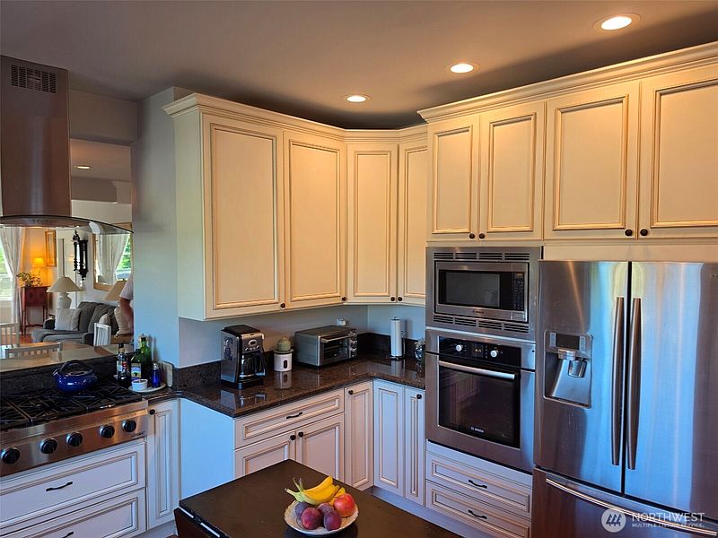 4th image of 7652 E Green Lake Drive N