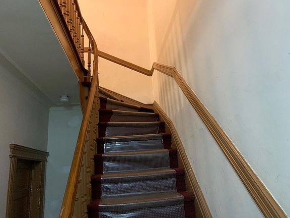 2nd image of 905 19th St APT 2