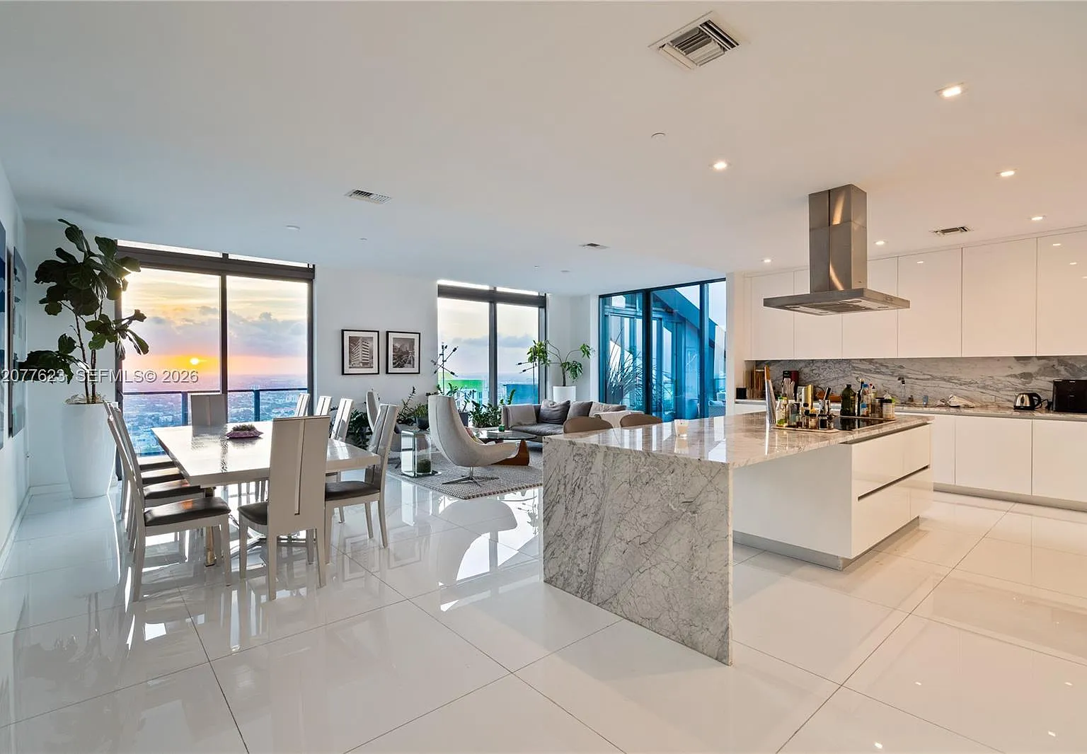 Rise Condo — Photo 3