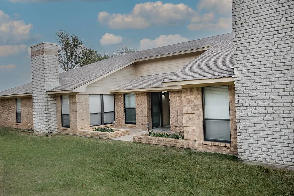 2 bed, 2.0 bath, 932 sqft, $1,350 — Photo 2