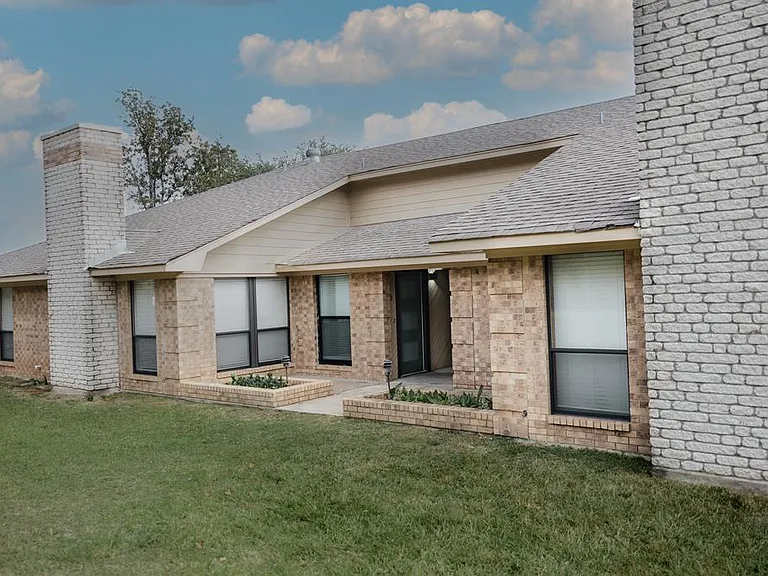 300 Lila Ln — Photo 2