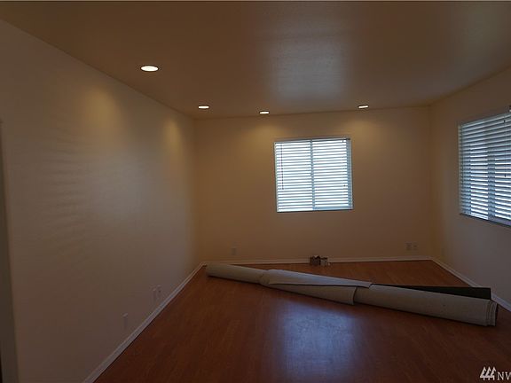 4th image of 11106 Valley Ave E