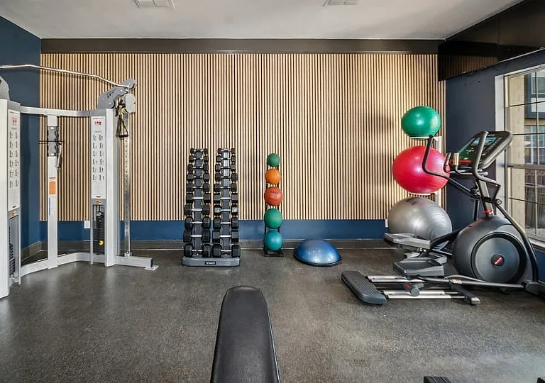 Arrive on University — Photo 33