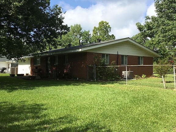 2nd image of 300 Magnolia Dr
