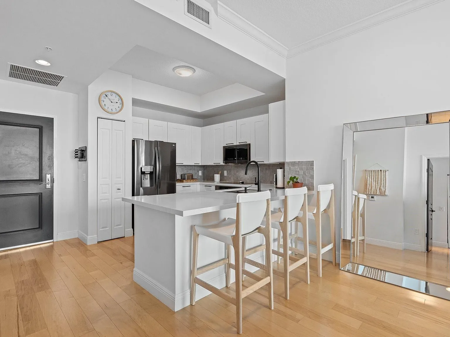2 bed, 2.0 bath, 1200 sqft, $5,500 — Photo 3