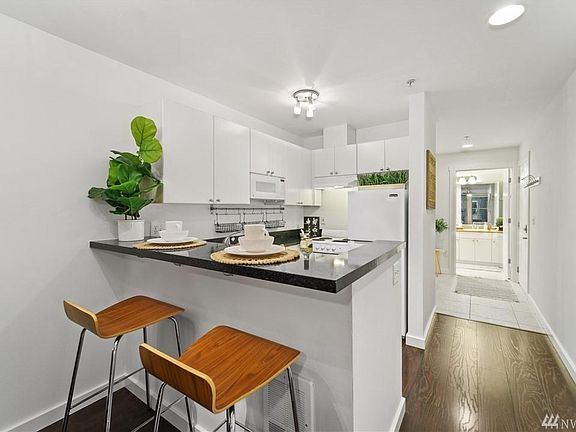 4th image of 1323 Boren Ave #300