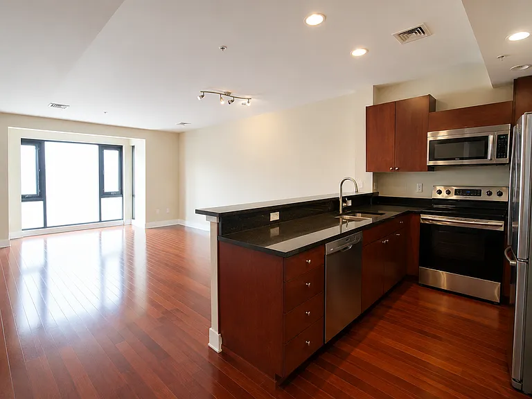 533 Cambridge St — Photo 1