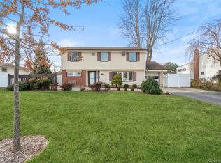 246 W 10th St, Deer Park, NY 11729