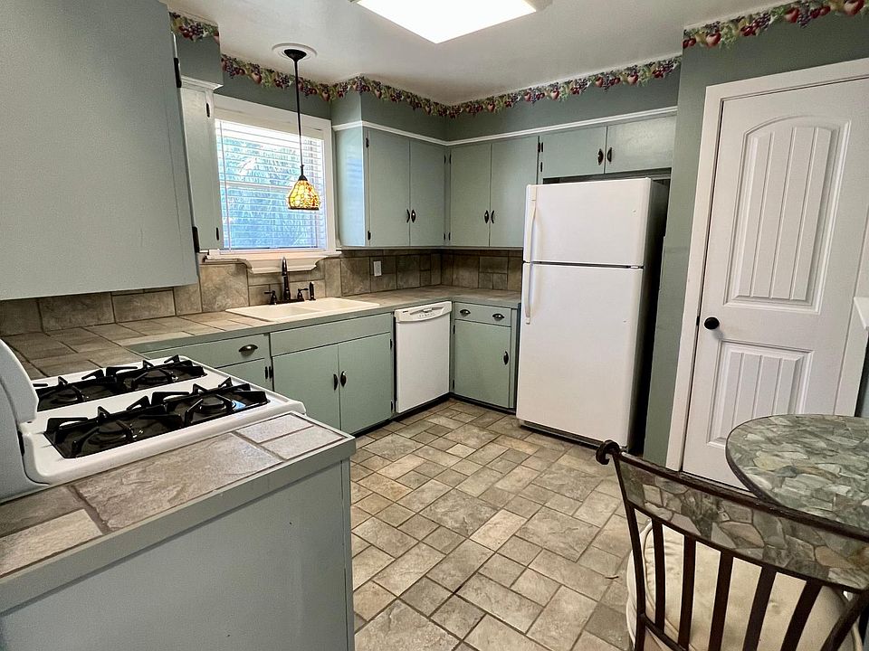 Kitchen - fridge, range, oven, pantry