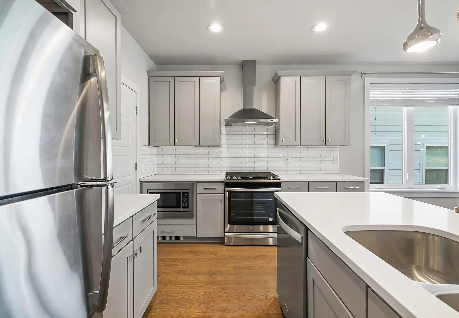 3 bed, 4.0 bath, 2480 sqft, $4,700 — Photo 3