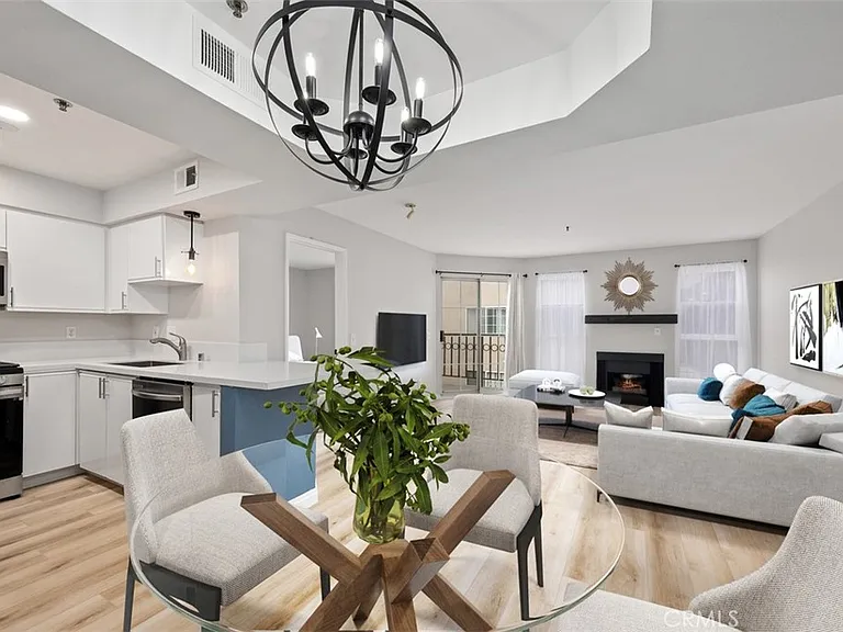 801 Pine Ave #401 — Photo 3