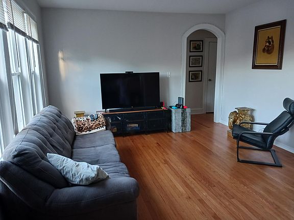 2nd image of 2548 W Thorndale Ave #1