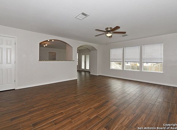 5th image of 418 Yellowwood Dr