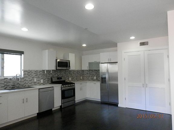 4th image of 1952 N Beachwood Dr