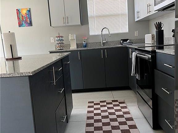 4th image of 2022 Summerland Ln #1