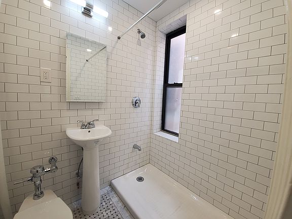 4th image of 225 W 15th St APT 1D