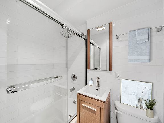 4th image of 307 W 29th St #1