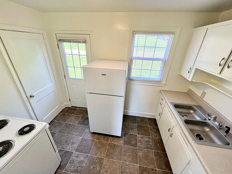 Latham Park Manor — Photo 28