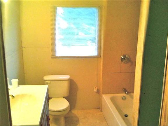 5th image of 855 Lee St