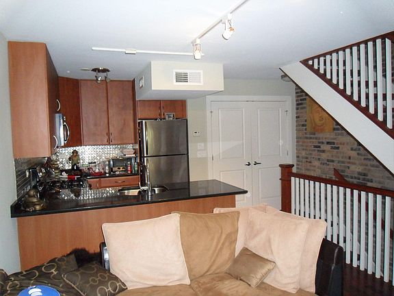 4th image of 910 W Diversey Pkwy APT B