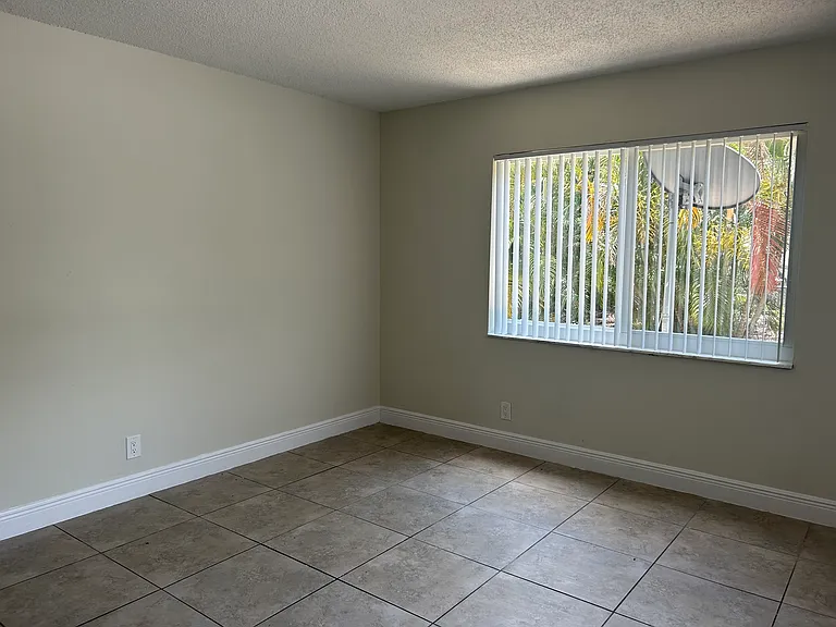 1220 NW 16th Ave #1 — Photo 3