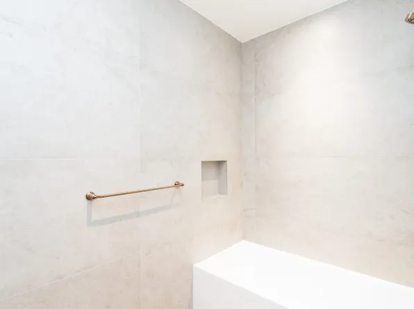 376 Bedford Avenue image 13 of 23