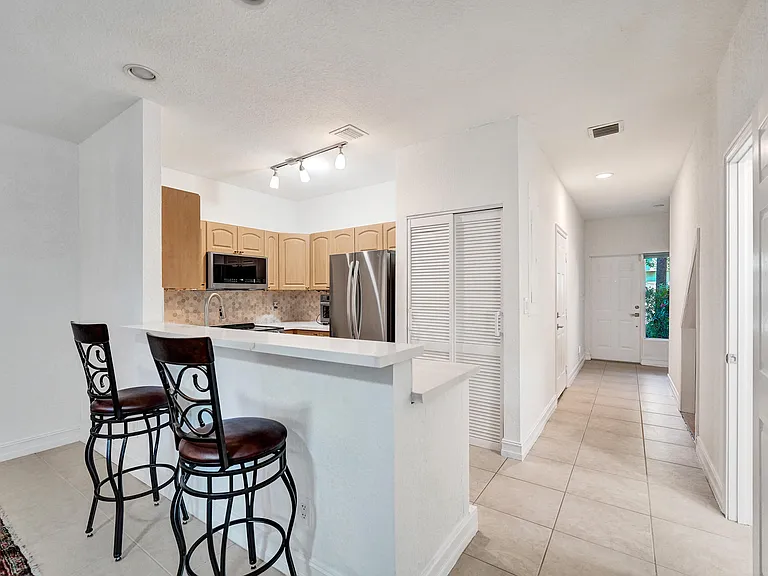 1743 NE 4th Ave #F4 — Photo 6