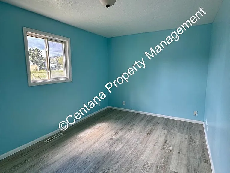 1640 Sampson St — Photo 7