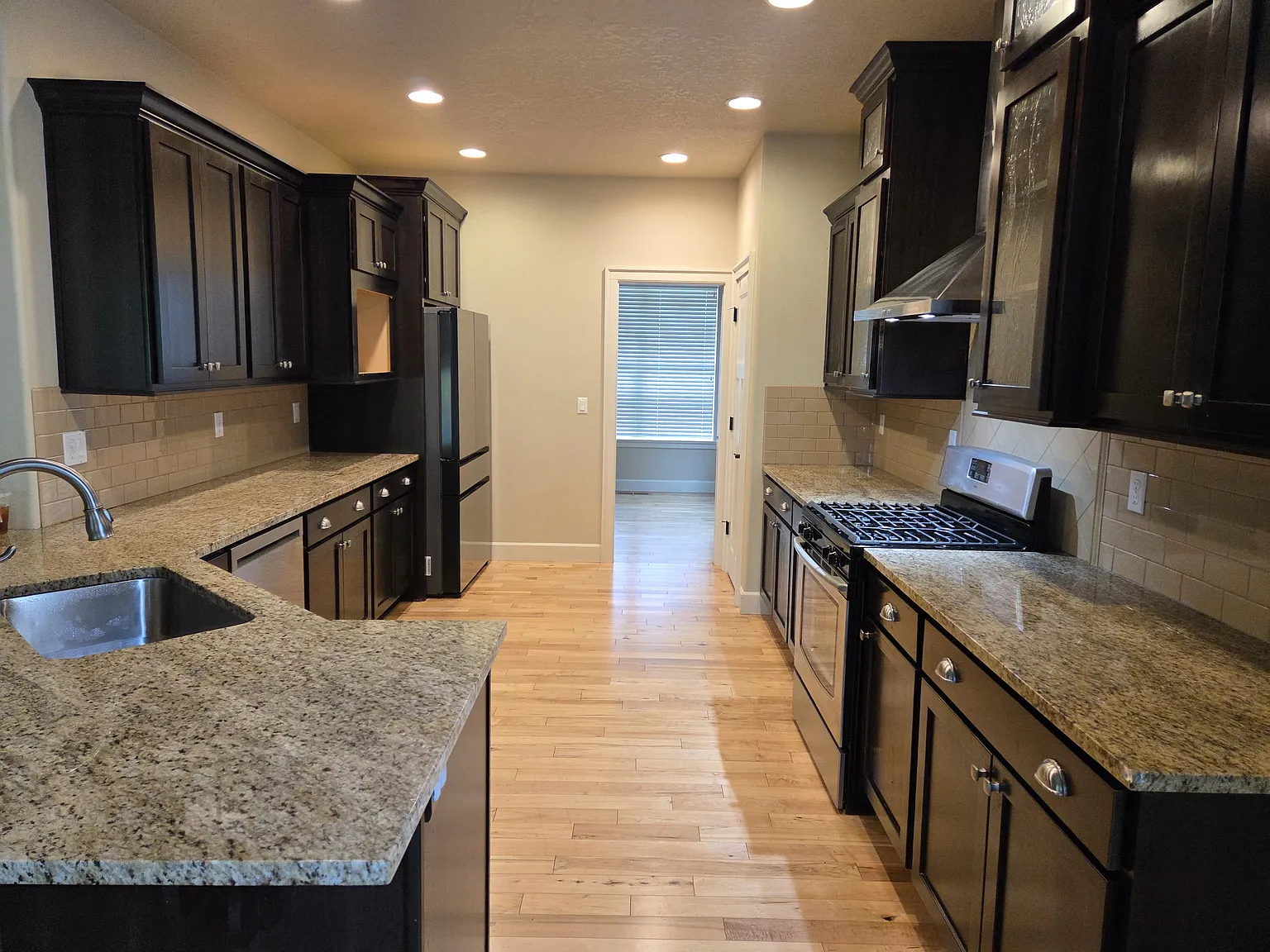 3 bed, 2387 sqft, $3,200 — Photo 3