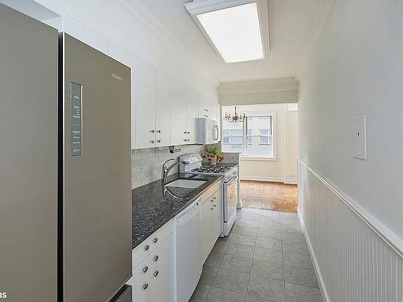 3rd image of 415 E 52nd St APT 7EC