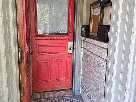 3rd image of 142 W Douglass St