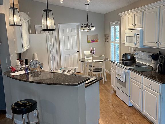 3rd image of 213 Oak Branch Dr
