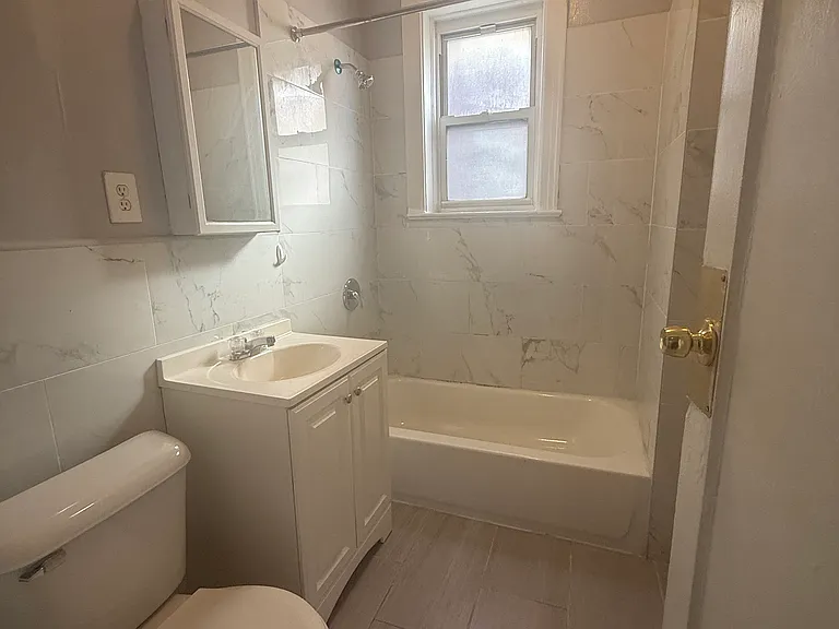 129 Schofield St #2R — Photo 4