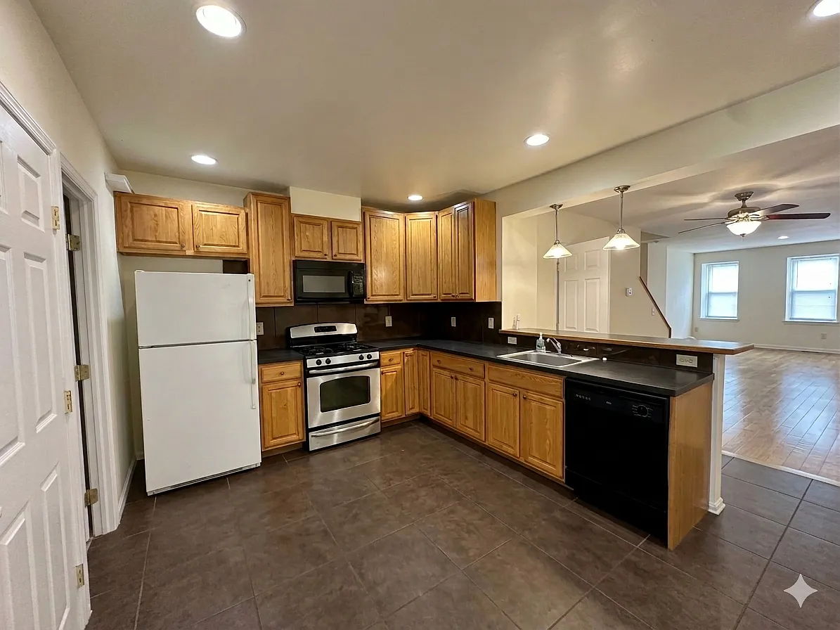 4 bed, 1350 sqft, $2,250 — Photo 2