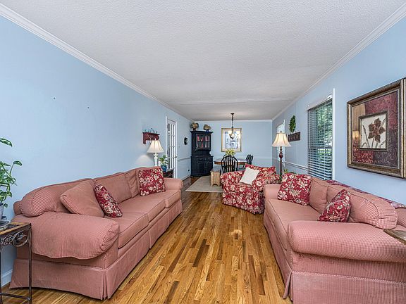 5th image of 102 Huntington Cir