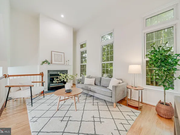 2426 N Hampton Dr, Alexandria, VA 22311