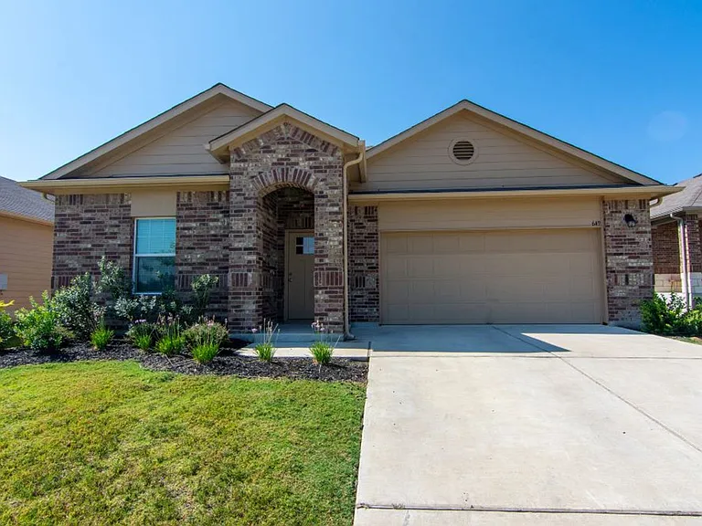 649 Donegal Ln — Photo 2