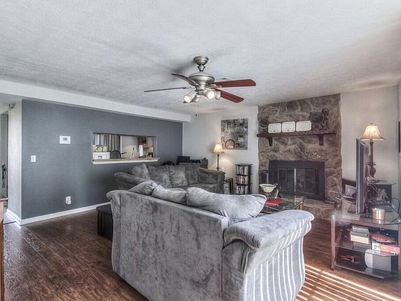 2nd image of 2814 Lake Forest Dr