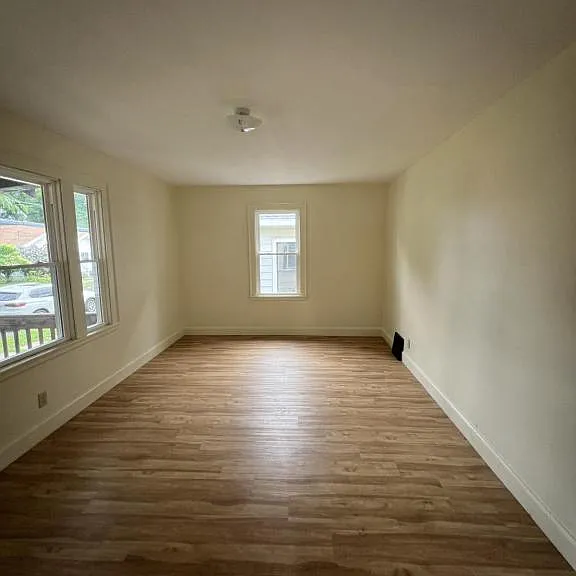 1311 Oak St — Photo 3