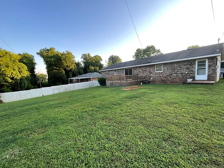 421 E Lakeside Dr — Photo 4