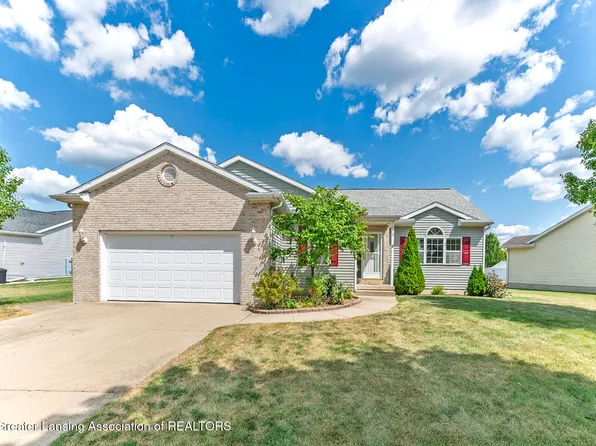 1212 Lois Ln, Saint Johns, MI 48879
