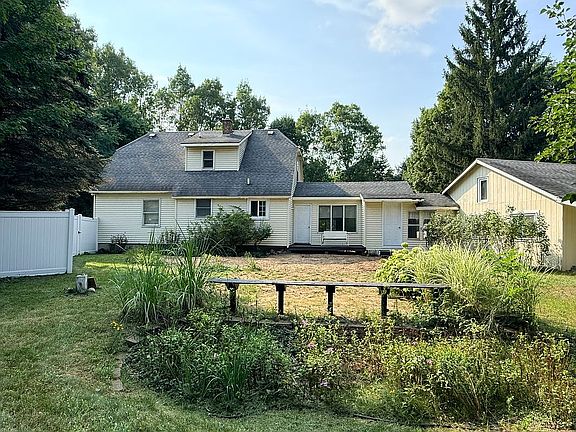 3rd image of 1040 Fonger St NE
