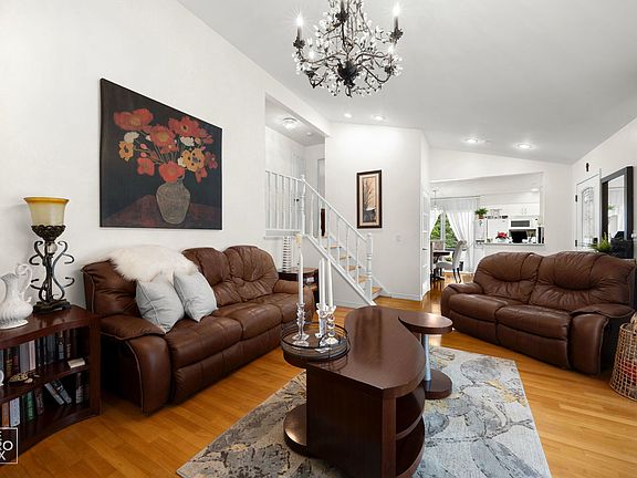 5th image of 402 Stephen St