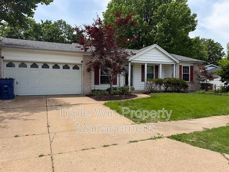 753 Watersedge Dr — Photo 2