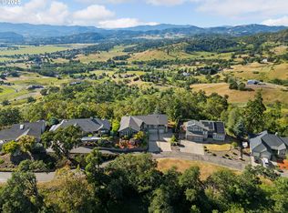 215 Ridgecrest Dr, Roseburg, OR 97471
