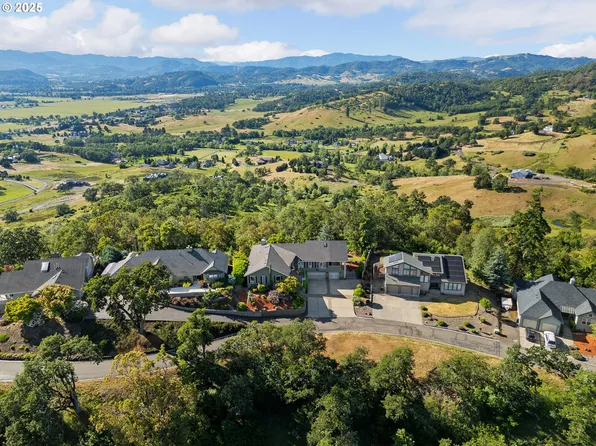 215 Ridgecrest Dr, Roseburg, OR 97471