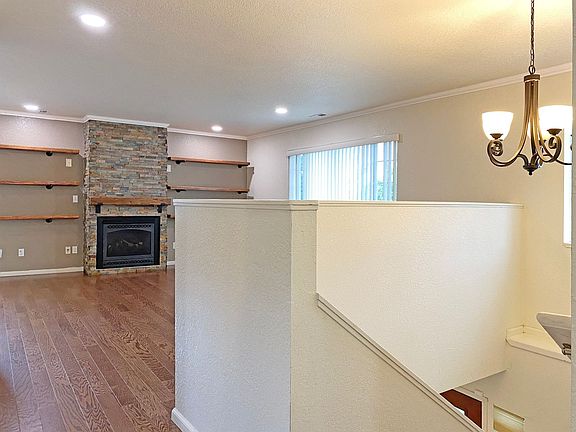3rd image of 303 Topaz St