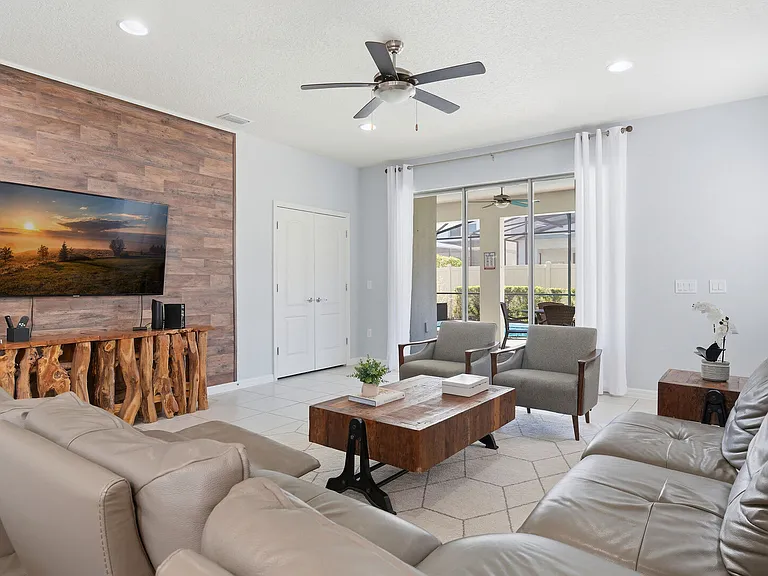 Zurich Ln — Photo 2